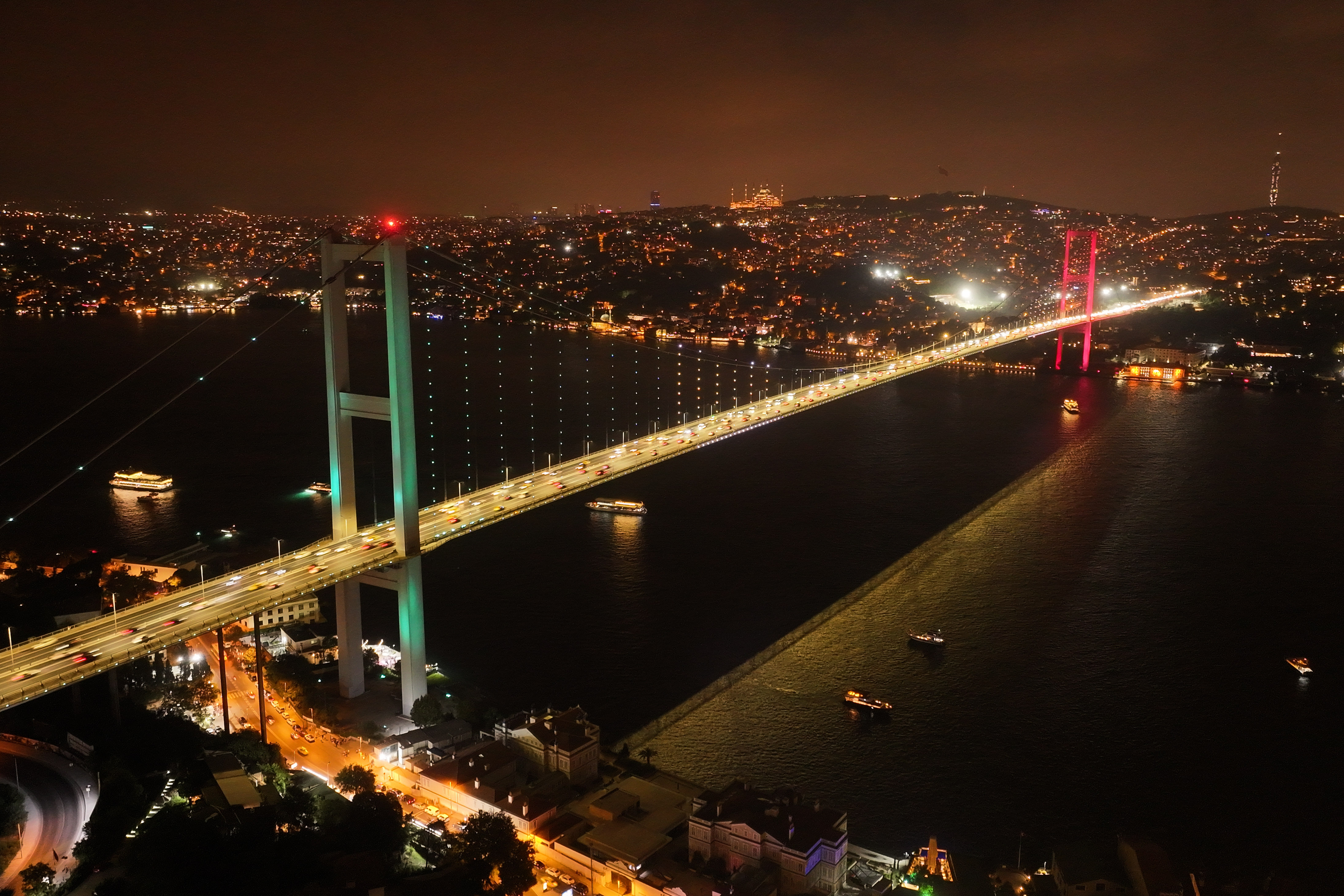 15 Temmuz Şehitler Köprüsü'ne Mekke Anlaşması'na Özel Işıklandırma