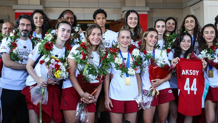 2026 FIVB Milletler Ligi Şampiyonu Filenin Sultanları'na Havalimanında Coşkulu Karşılama