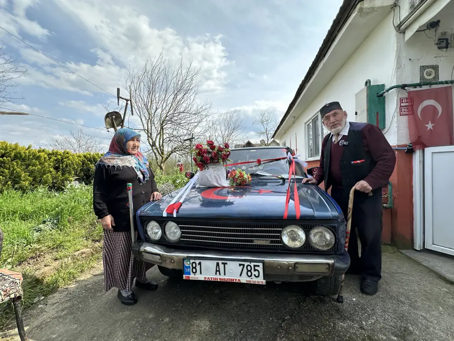 86 Yaşındaki Adem Dede'den Eşine Romantik Yıldönümü Sürprizi
