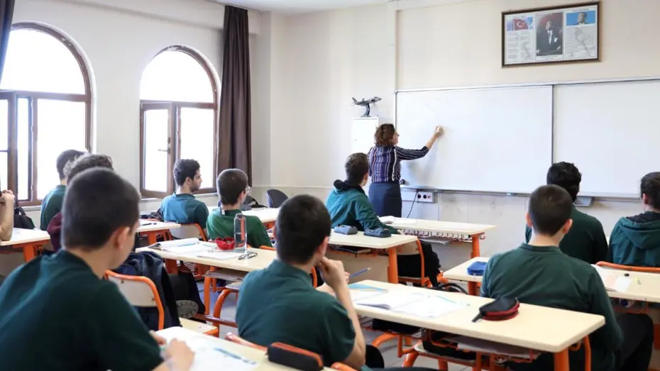 9 Günlük Ara Tatil Sona Eriyor: Milyonlarca Öğrenci İçin Ders Zili Yeniden Çalıyor
