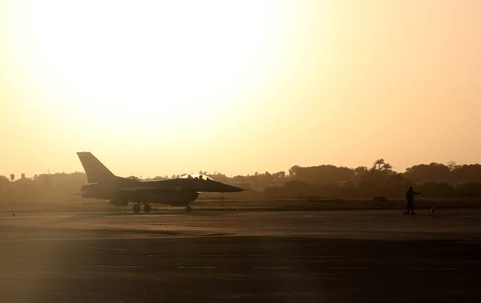 ABD'de F-16 Savaş Uçağı Düştü: Pilot Son Anda Kurtuldu