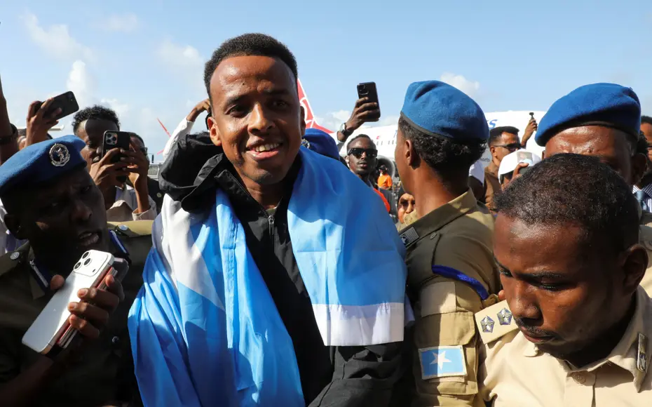 ABD'nin Girişine İzin Vermediği Somalili Hakem Omar Artan Ülkesinde Kahraman Gibi Karşılandı