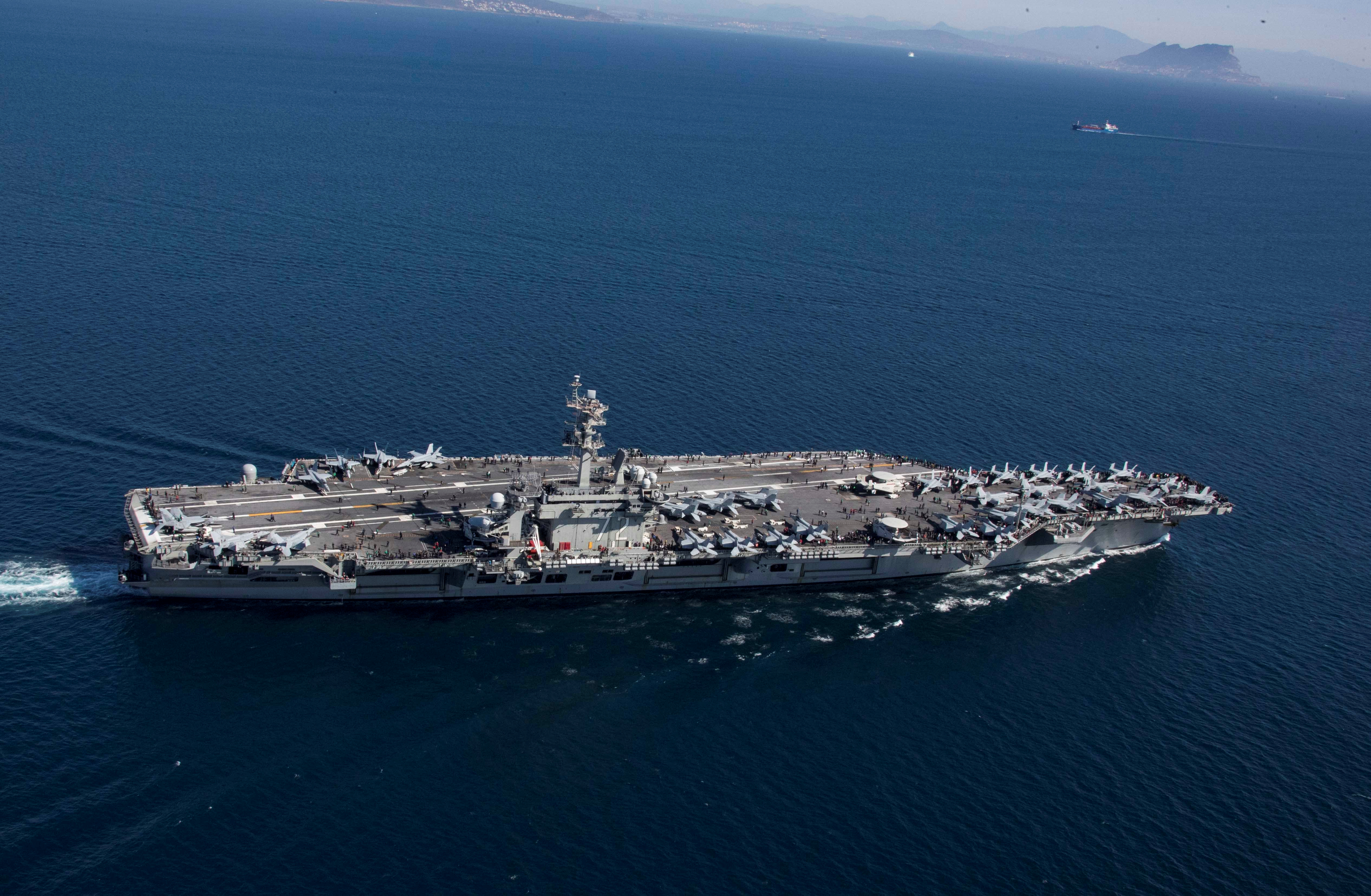 ABD Uçak Gemisi USS Abraham Lincoln'de Kaos: Askerler Denize Atlamaya Çalıştı