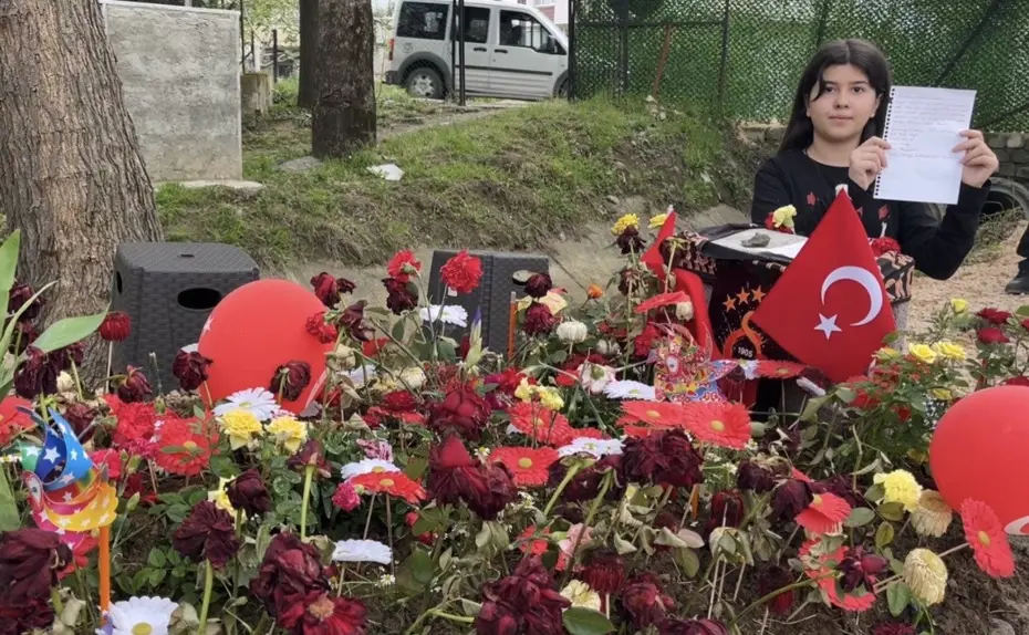 Adnan Göktürk Yeşil'in Mezarı Duygusal Notlarla Doldu