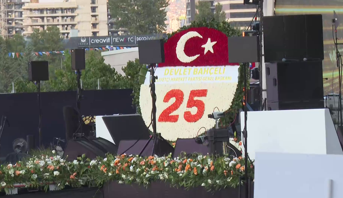 AK Parti 25 Yıllık Siyasi Yolculuğunu Kutluyor: Bahçeli'den Özel Çelenk