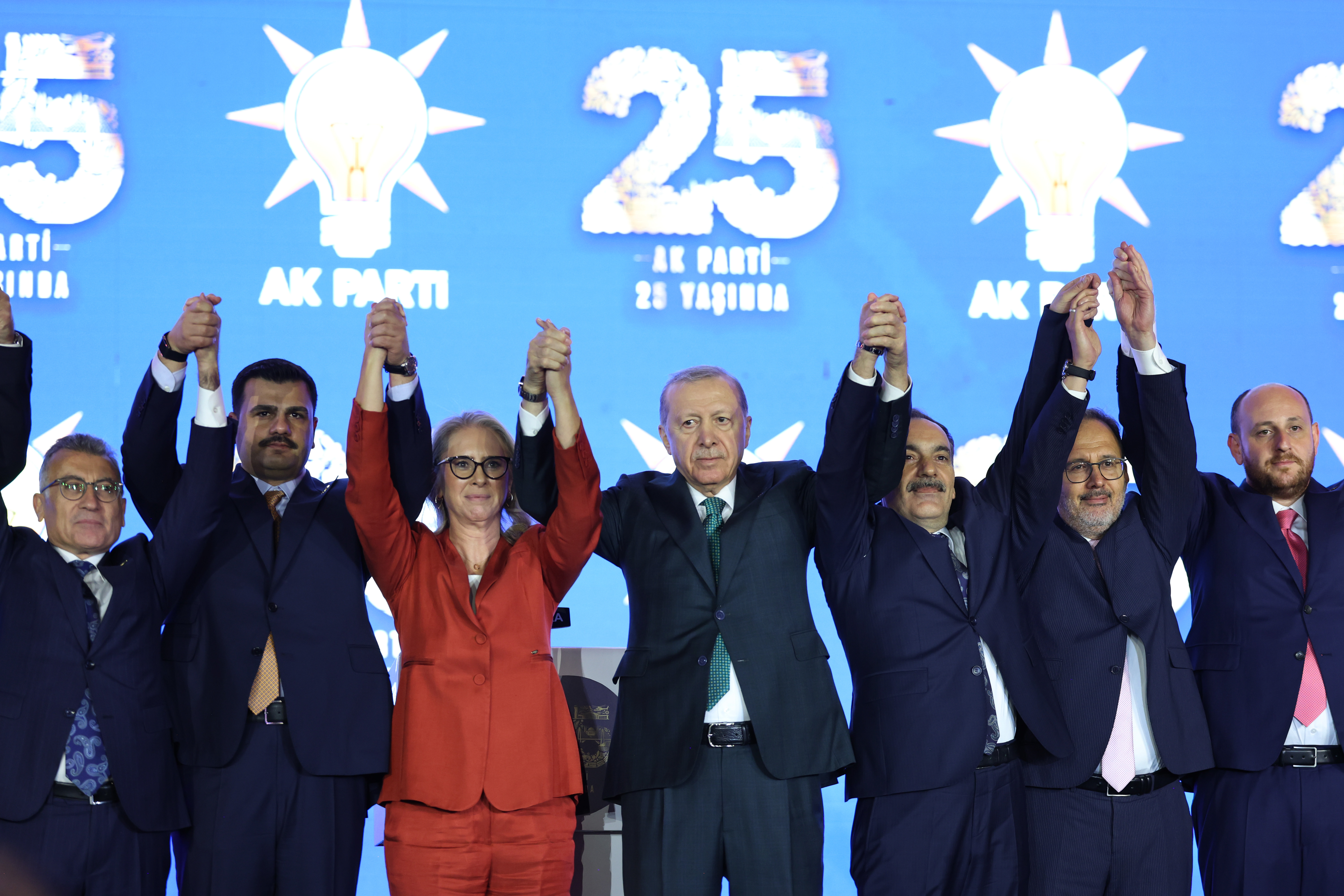 AK Parti'nin 25. Yıl Dönümünde 7 Belediye Başkanı Partiye Katıldı