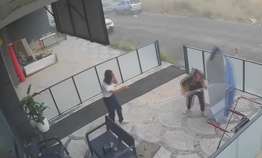 Aksaray'da Şiddetli Rüzgar: Çalışanların Şemsiye ile Zor Anları Kamerada