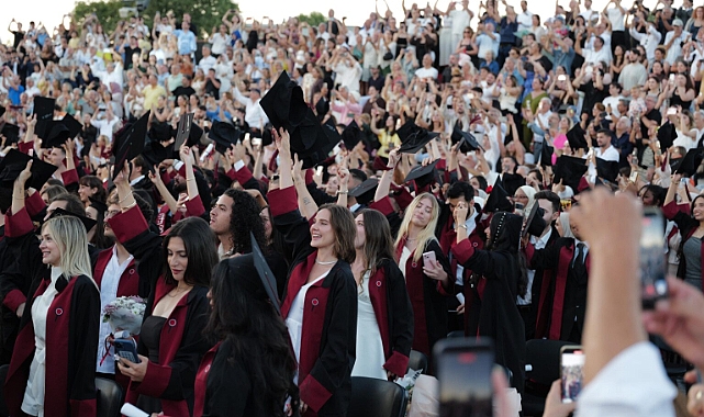 Alina Boz Kariyerini Diploma ile Taçlandırdı Başarılı Oyuncu Üniversite Mezunu Oldu