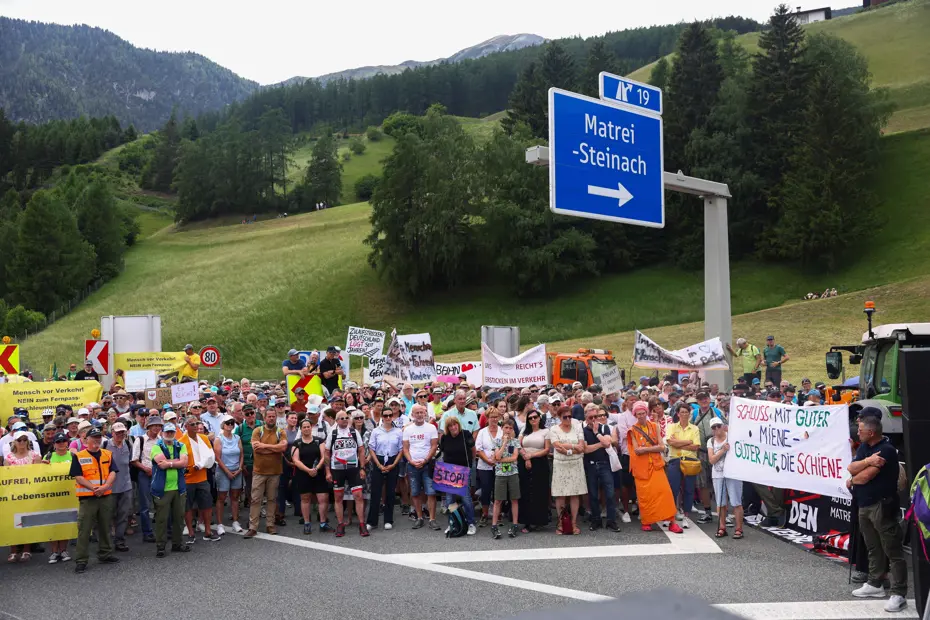 Alp Geçidi'nde Büyük Kriz: Protestolar ve Sabotaj Ulaşımı Felç Etti