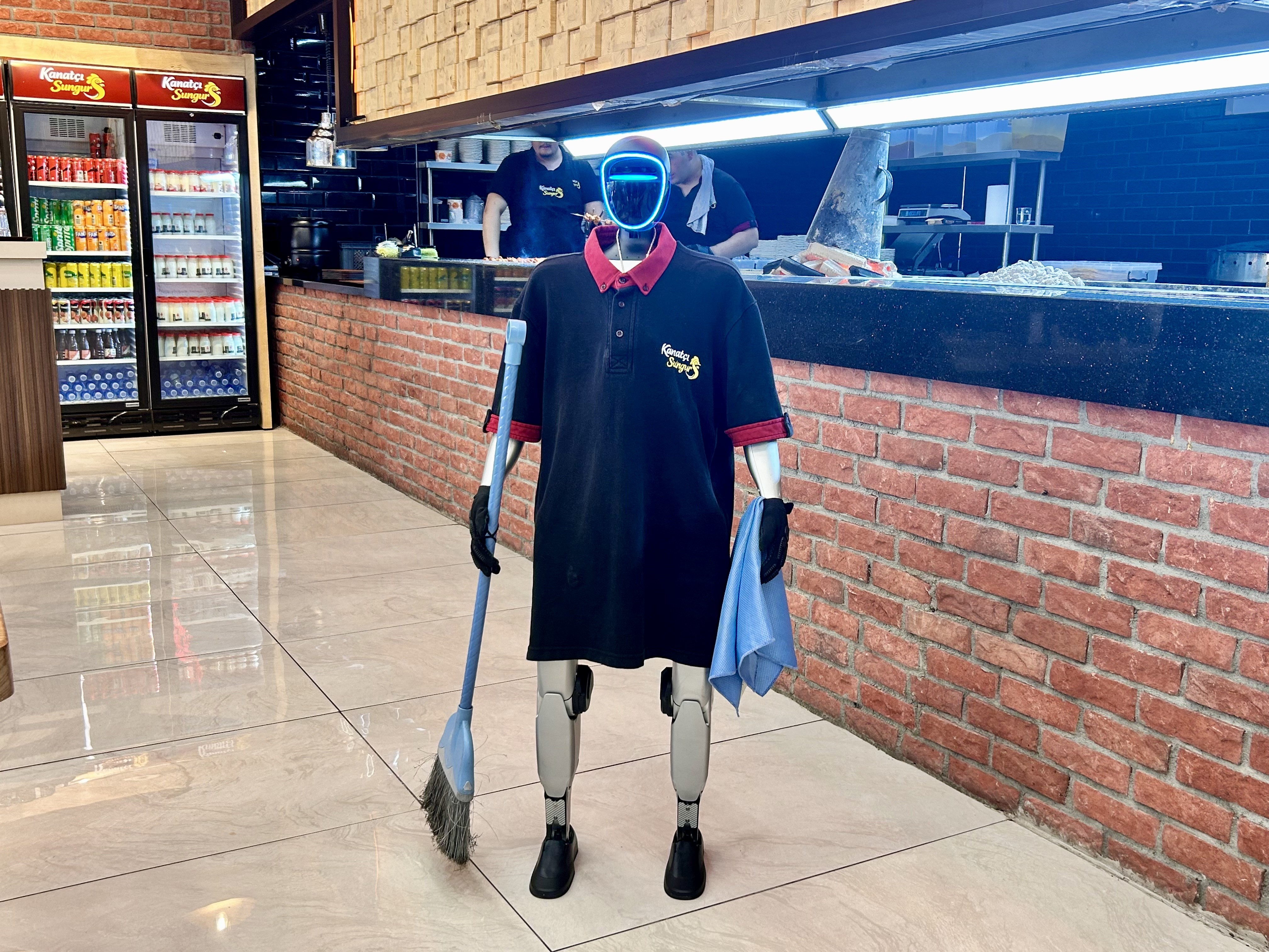 Ankara'da İlgi Odağı Olan Robot Garson Fiko Zam İstiyor ve İzin Peşinde Koşuyor