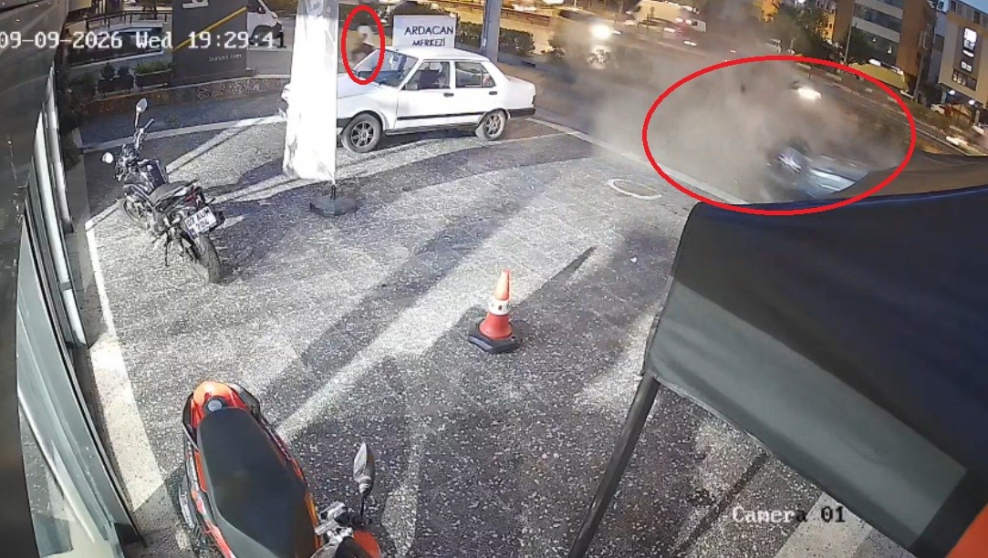 Antalya'da Feci Trafik Kazası: Motoru Fırlayan Araç Ağaca Çarptı, Yaya Mucizevi Şekilde Kurtuldu