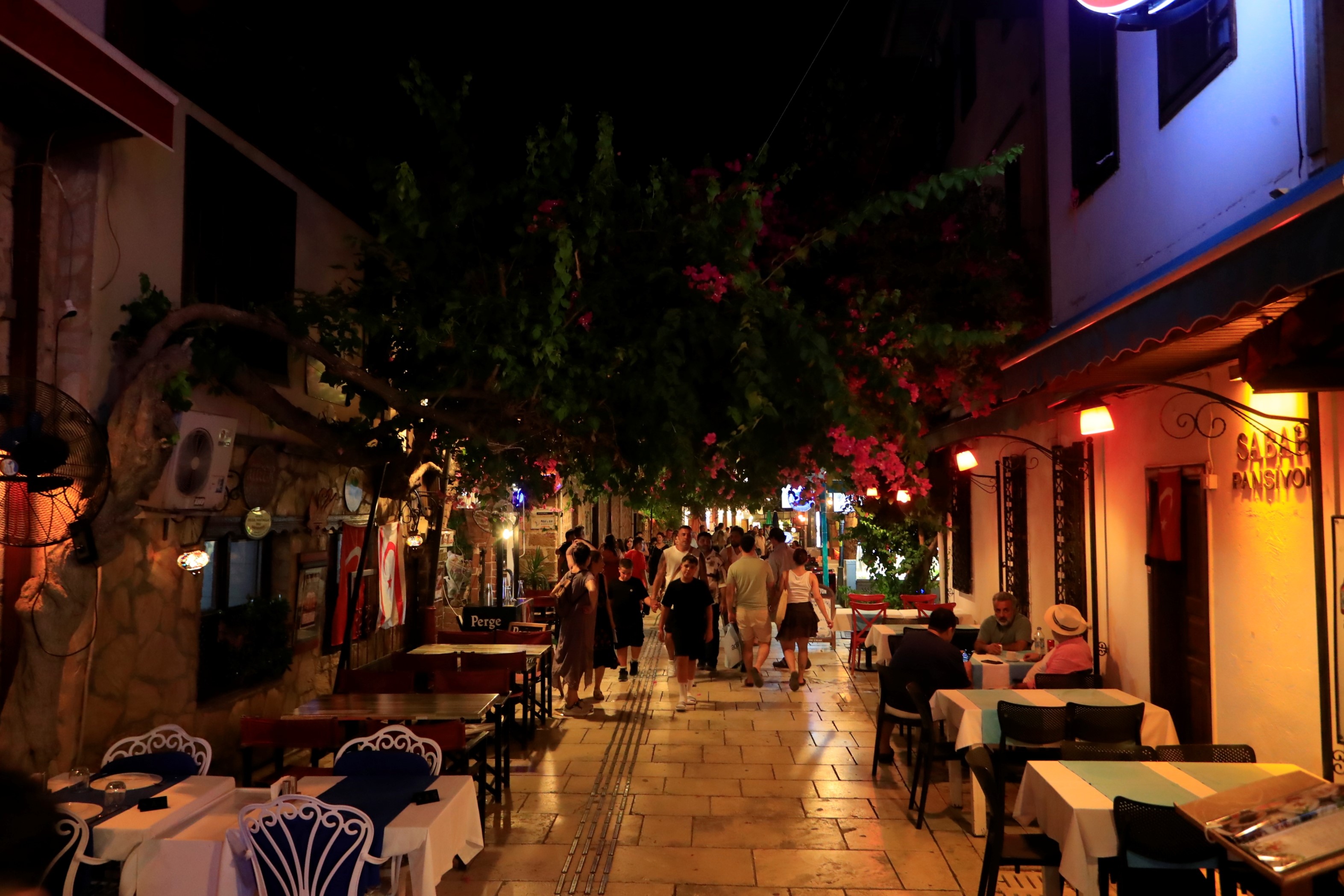 Antalya Kaleiçi'nde Şaşırtan Değişim: Gündüz 500 Kişi, Gece 50 Bin Kişi