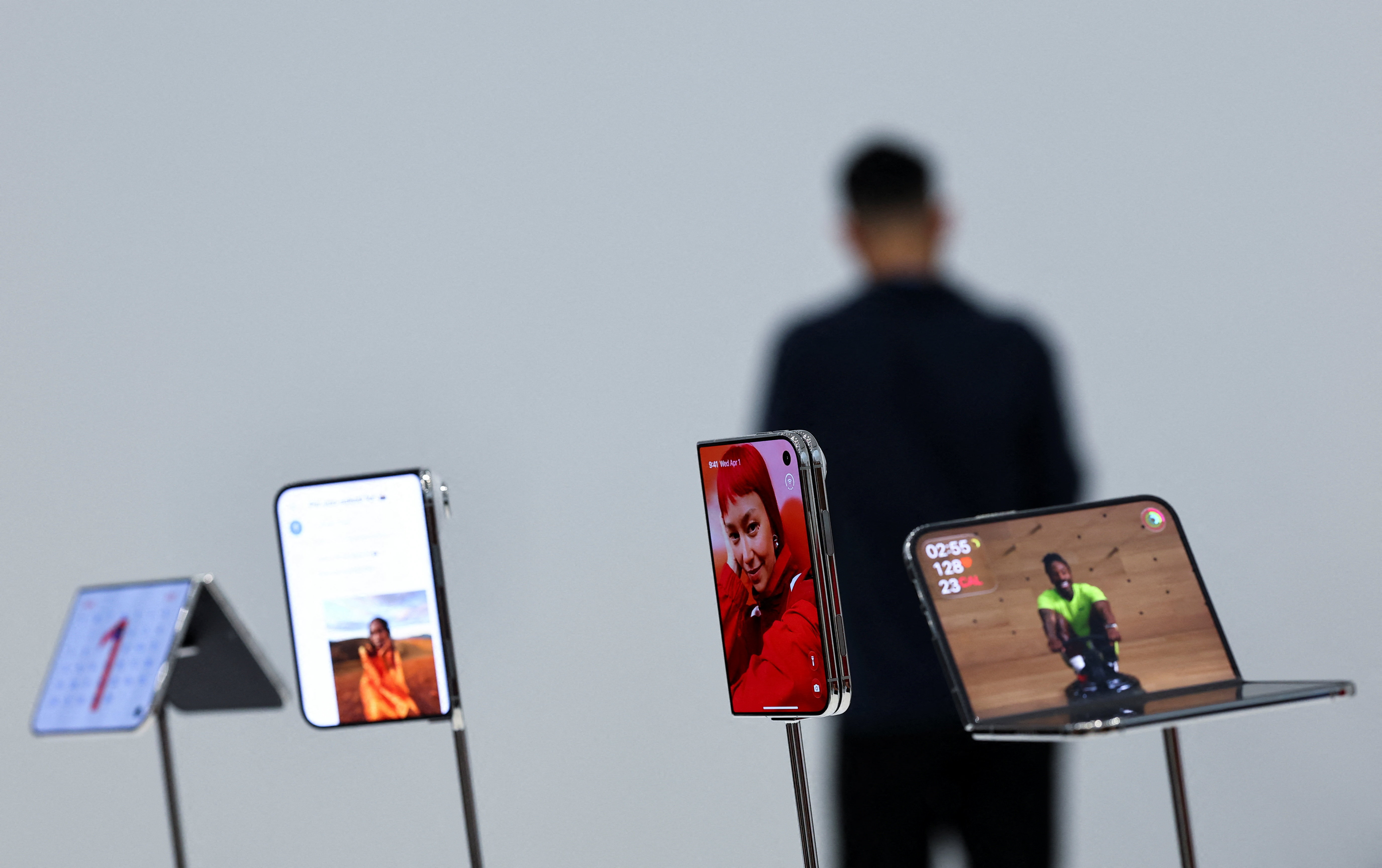 Apple'ın İlk Katlanabilir Telefonu iPhone Duo Tanıtıldı: Samsung'dan Sert Tepki