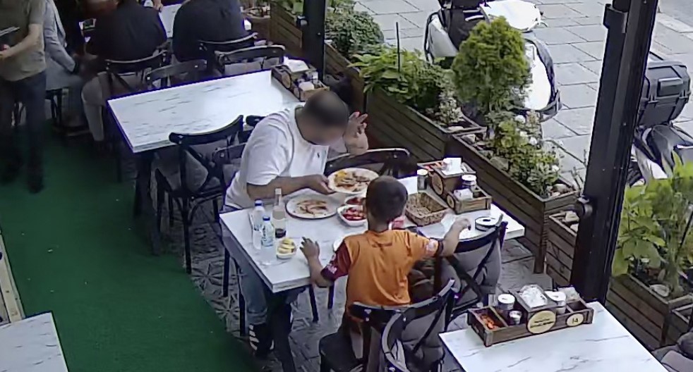 Arnavutköy'de Akılalmaz Olay: Yemeğine Kıl Atıp Hesap Ödemek İsteme Anı Kamerada
