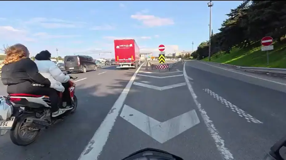 Ataşehir TEM Otoyolu'nda Tehlikeli Kavga: Motosiklet Üzerinde Dehşet Anları