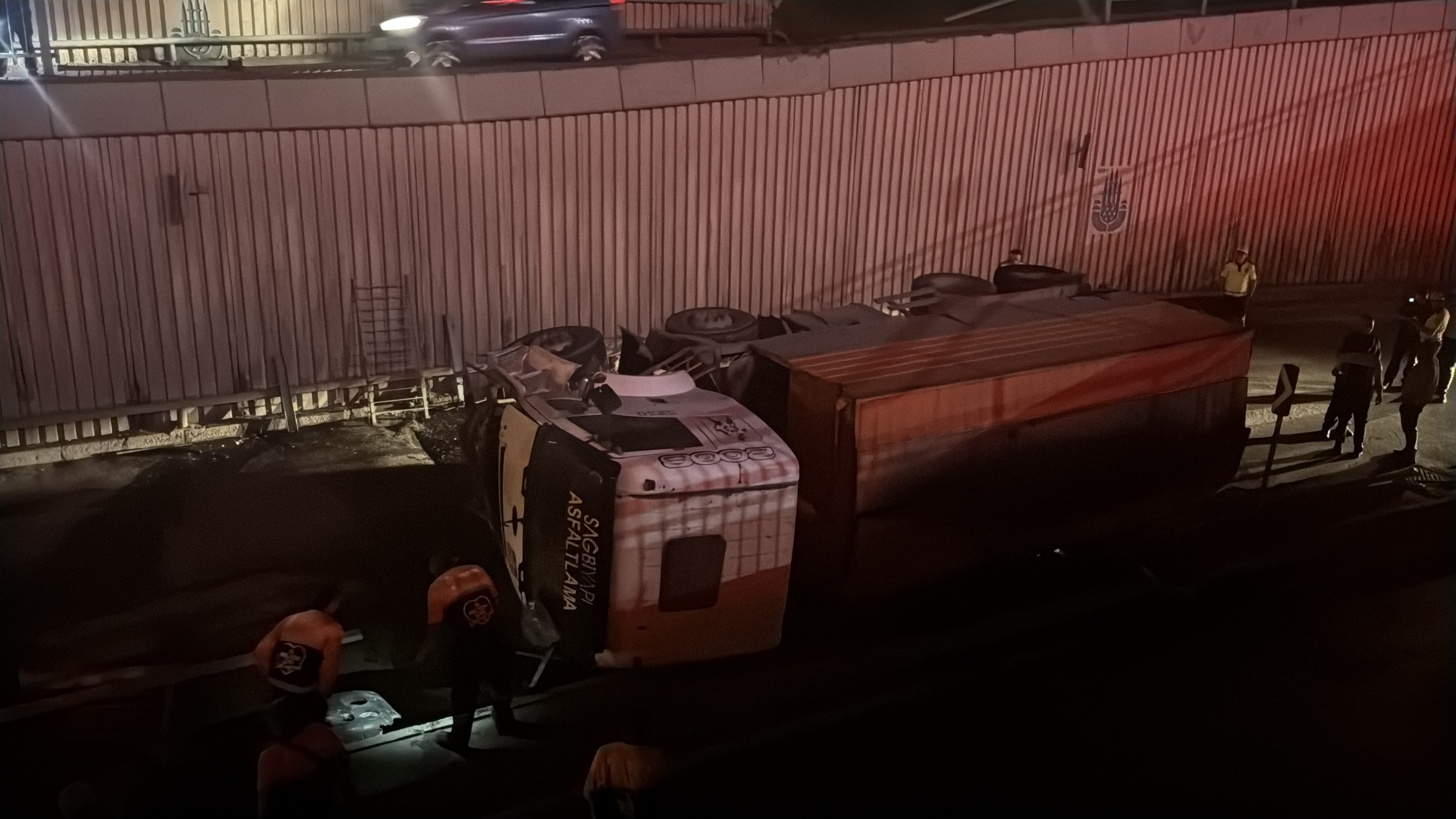 Avcılar'da Korkutan Kaza: İBB Asfalt Kamyonu Alt Geçide Düştü