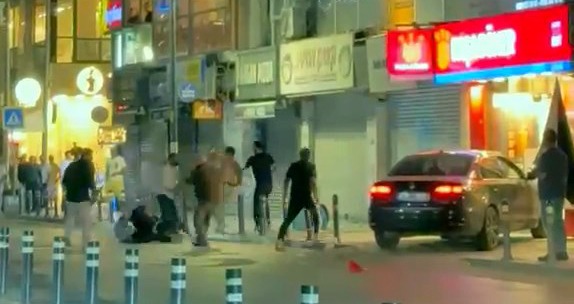 Avcılar'da Sokak Ortasında Dehşet: Sandalyeli ve Yumruklu Kavga Kamerada