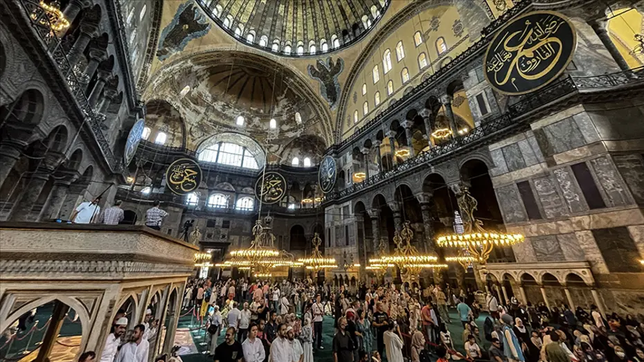 Ayasofya-i Kebir Camii'nde İncil Krizi: İki Turist Gözaltına Alındı