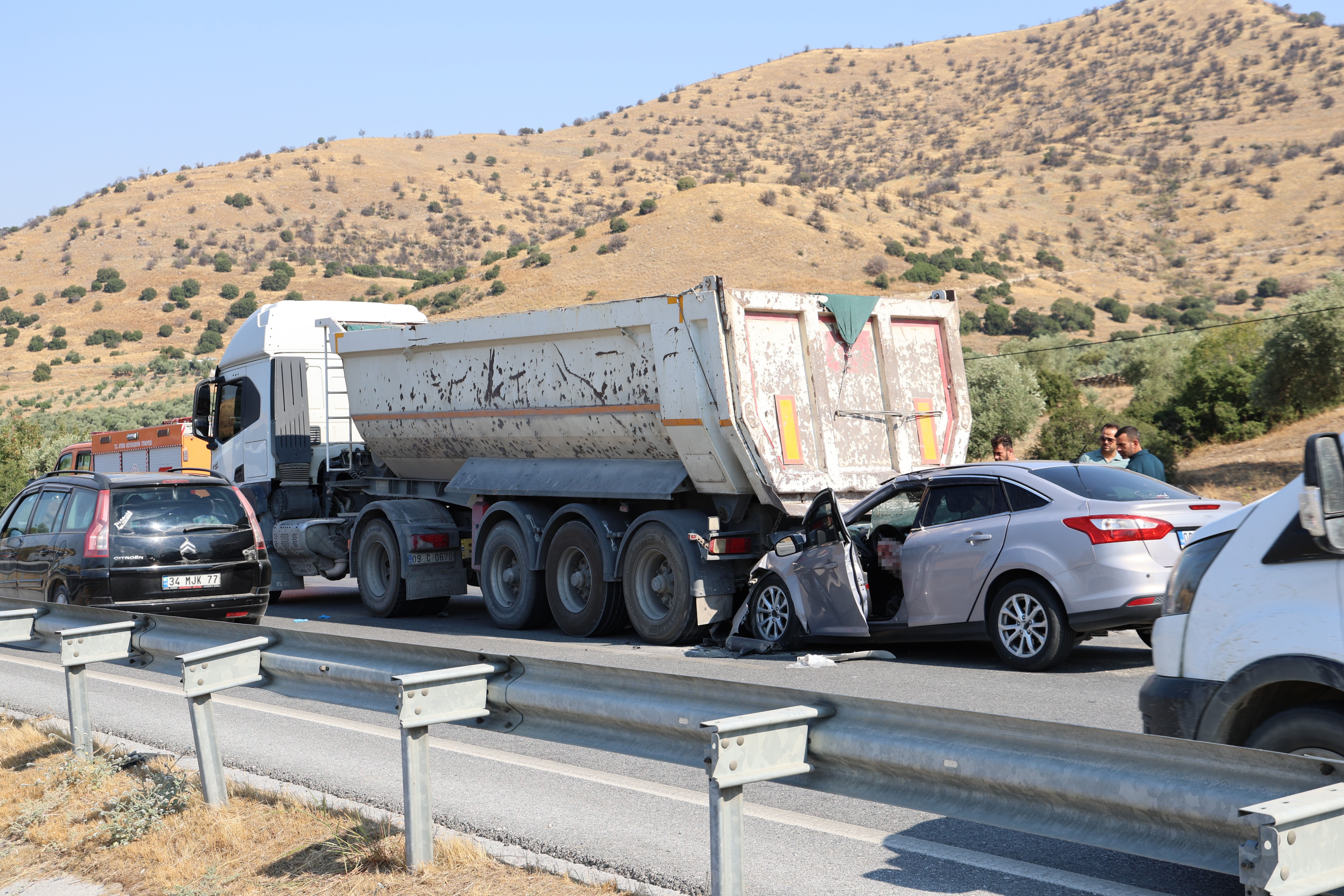 Aydın-Muğla Yolunda Zincirleme Facia: Tıra Çarpan Otomobildeki Baba ve Kızı Ağır Yaralandı
