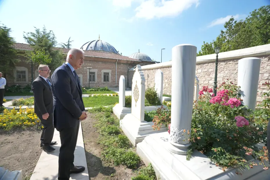 Bakan Ersoy'dan Fatih Külliyesi Haziresi'ne Anlamlı Ziyaret: Medeniyet Mirasımıza Sahip Çıkıyoruz