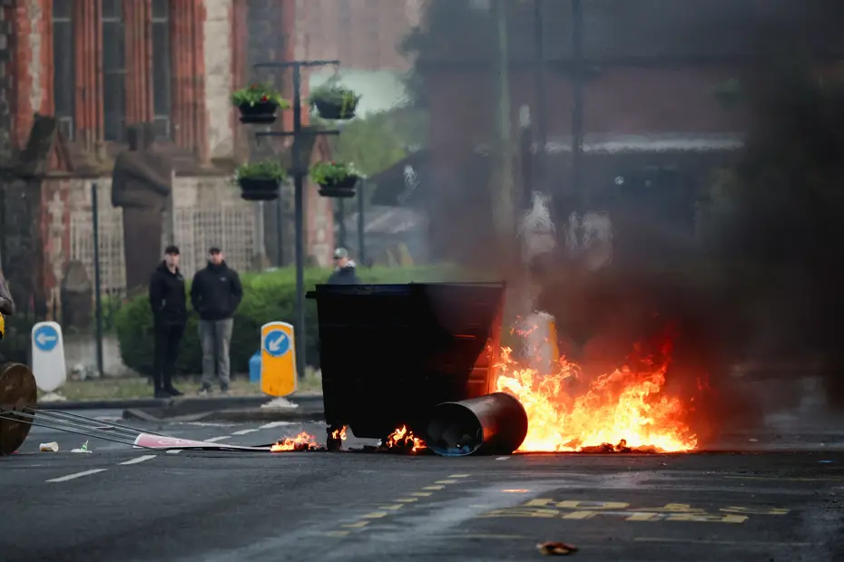 Belfast'ta Göçmen Karşıtı Eylemler Şiddet Olaylarına Dönüştü: Araçlar ve Evler Ateşe Verildi