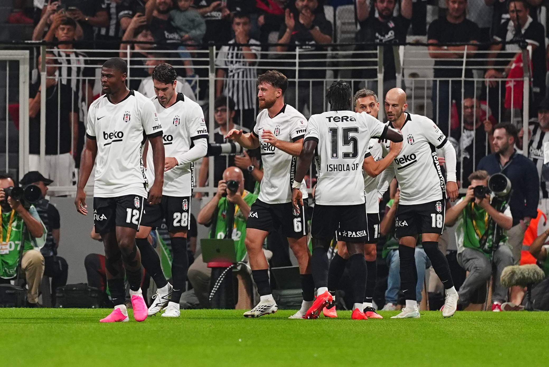 Beşiktaş'ın UEFA Avrupa Ligi Kadrosu Netleşti: Sürpriz İsim Listede Yok