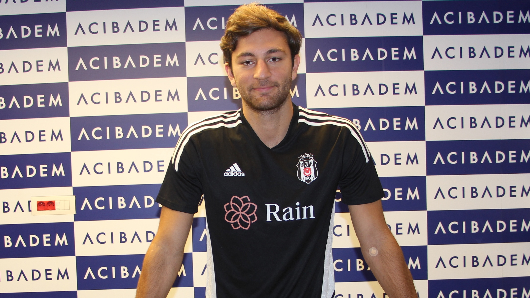 Beşiktaş'ta Hayal Kırıklığı Yaratan Emrecan Uzunhan Eski Kulübüne Döndü