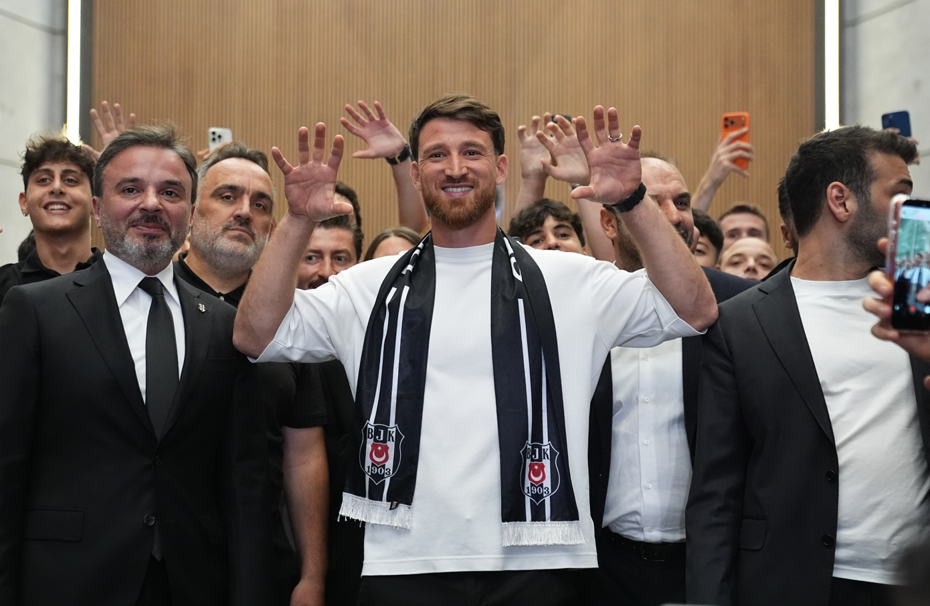 Beşiktaş'ta Salih Özcan Heyecanı: Milli Yıldız İstanbul'a İndi