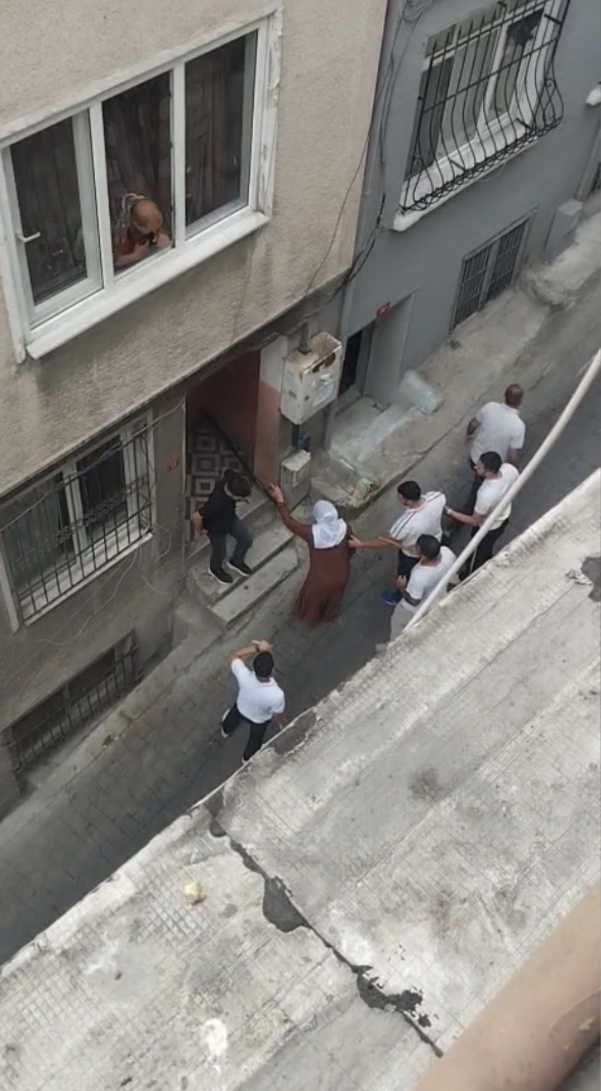 Beyoğlu'nda Fön Parası Kavgası: Taş ve Sopalarla Evleri Bastılar
