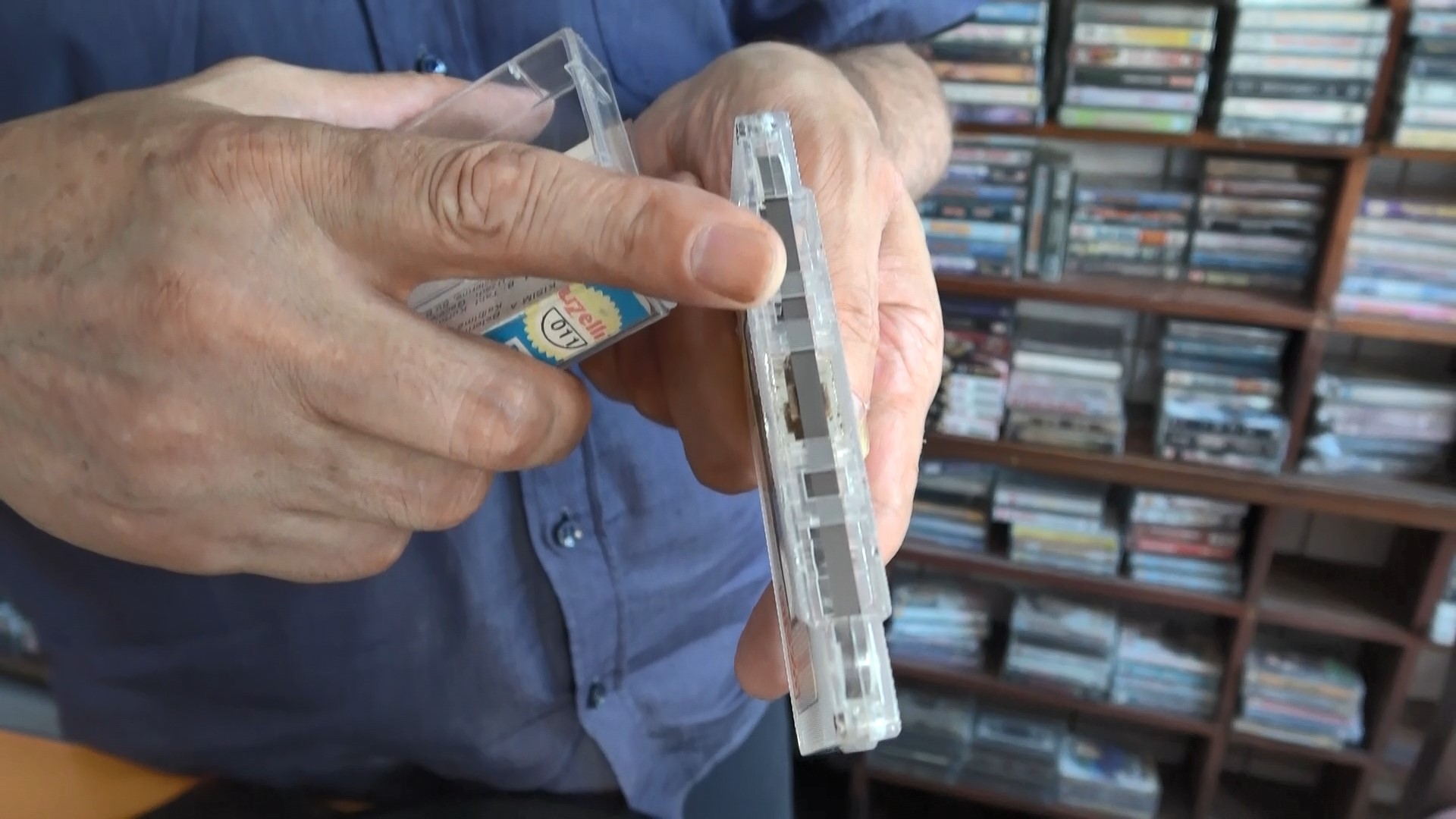 Bir Dönem Kapış Kapış Satılıyordu: 7 Bin Kasetle Nostaljiyi Yaşatıyor