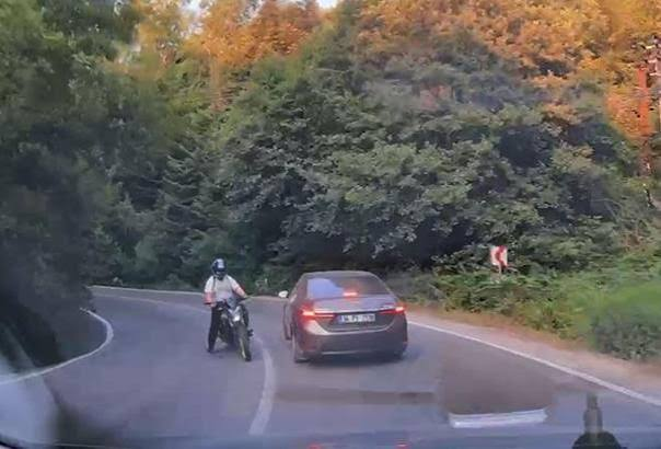 Bolu'da Korkutan Kaza: Motosikletin Otomobile Çarpma Anı Kamerada