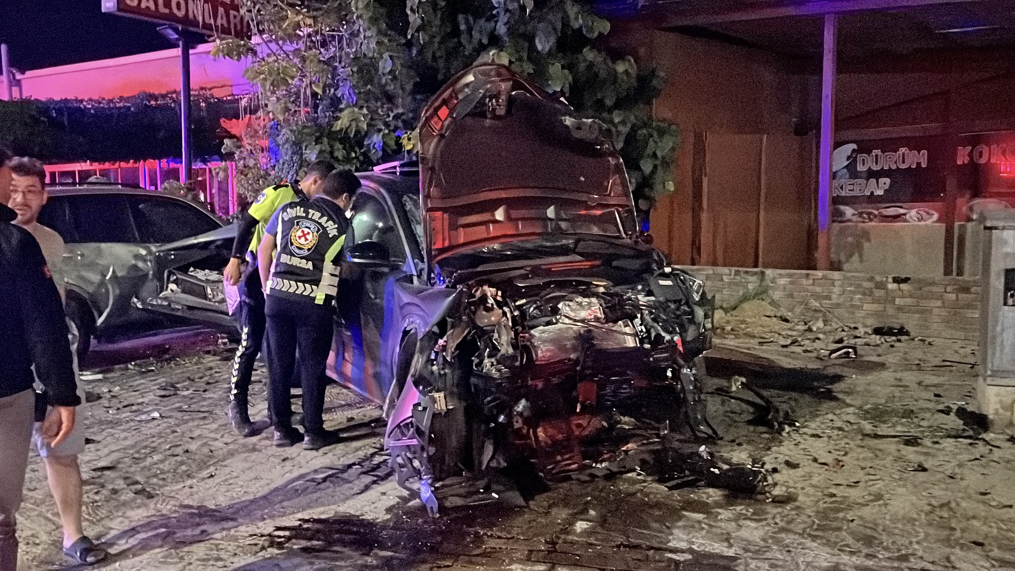 Bursa'da Feci Kaza: İki Otomobil Kafa Kafaya Çarpıştı, İki Ölü ve Yaralılar Var