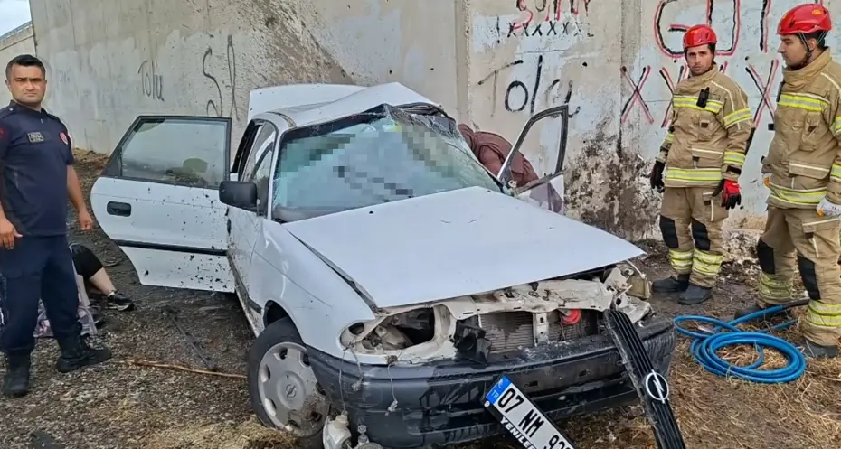 Bursa'da Feci Kaza: Otomobil Köprü Duvarına Çarptı, 3 Ölü, 2 Yaralı