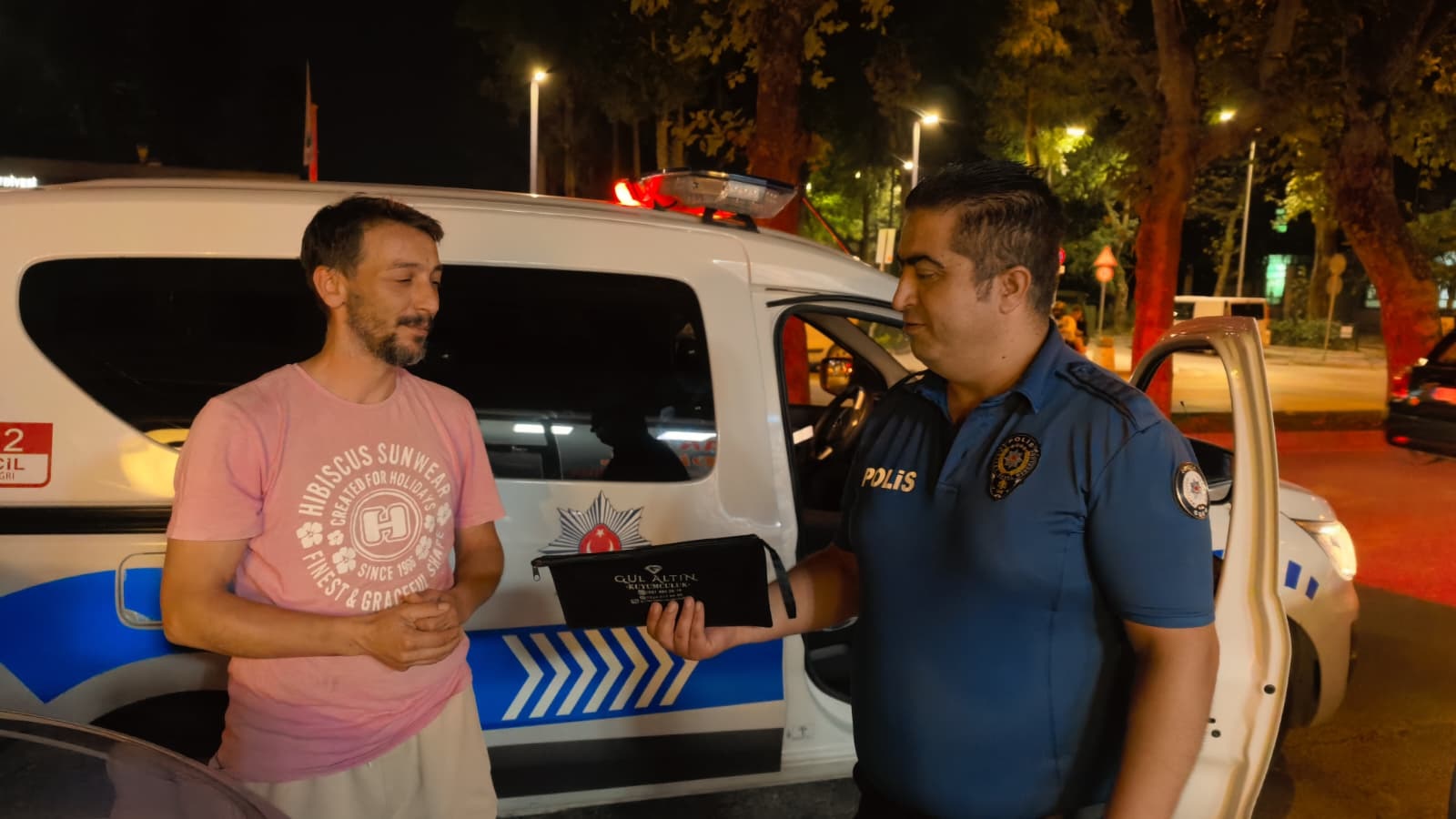Bursa'da Örnek Davranış: Aracın Üzerinde Bulduğu 30 Bin TL'yi Polise Teslim Etti