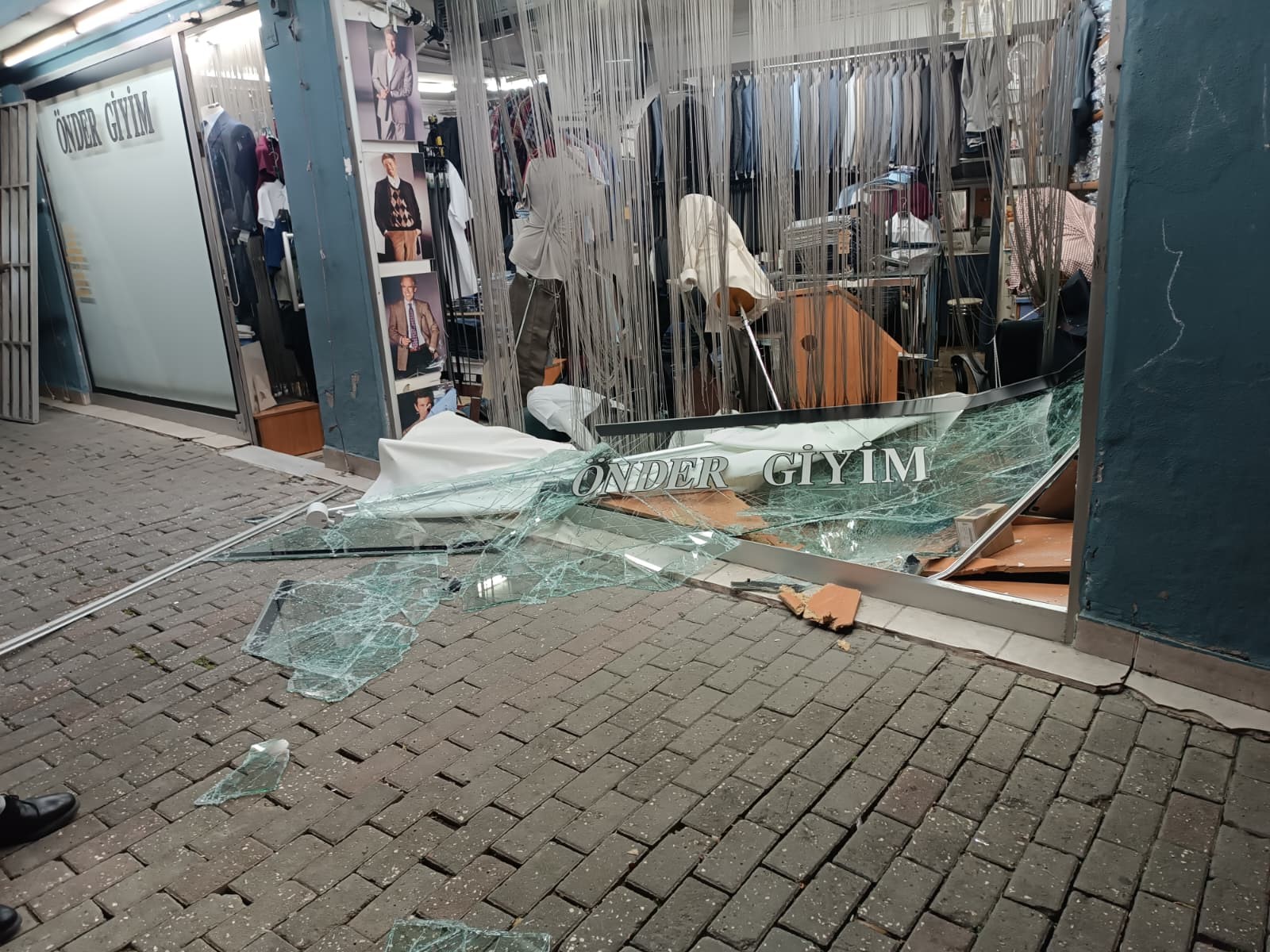 Bursa'da Şoke Eden Kaza: Dükkana Dalan Sürücü Aracını Bırakıp Kaçtı