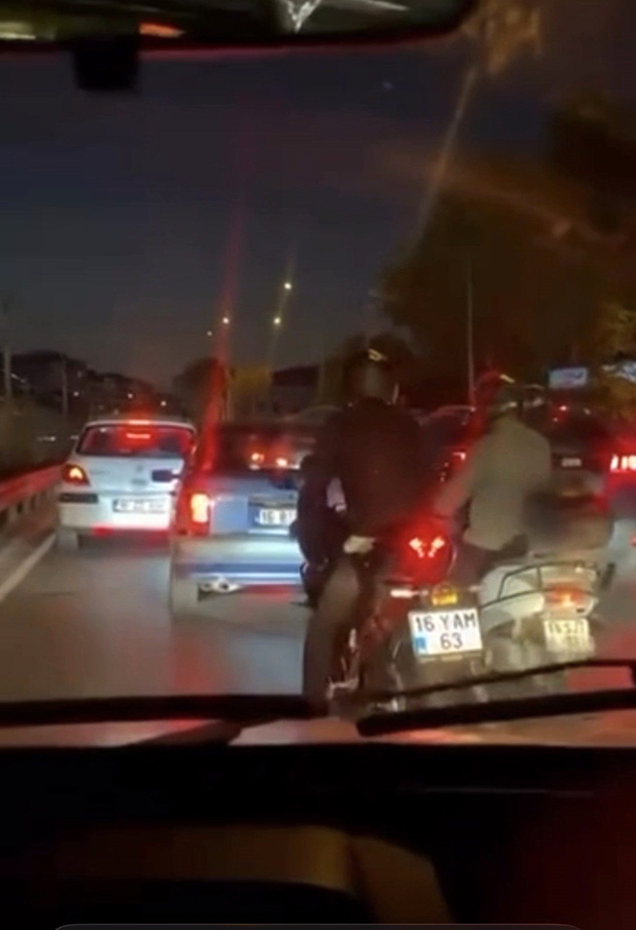 Bursa'da Trafikte Yol Verme Kavgası: Otomobilin Etrafını Sardılar