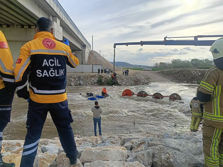 Bursa'da Traktör Faciası: Dereyi Geçmeye Çalışan İşçiler Kurtarıldı