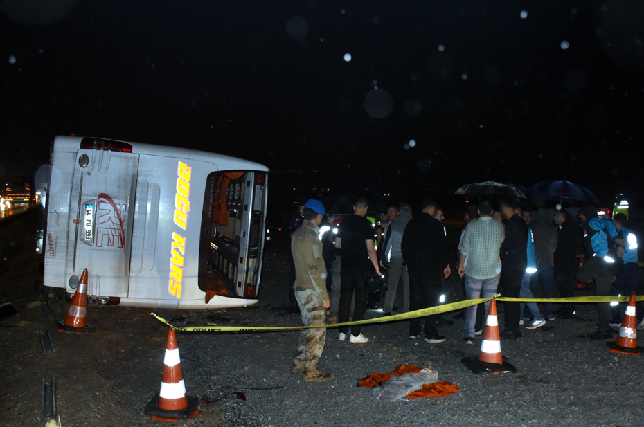 Bursa-Kars Seferini Yapan Yolcu Otobüsü Şarampole Devrildi: 40 Yaralı