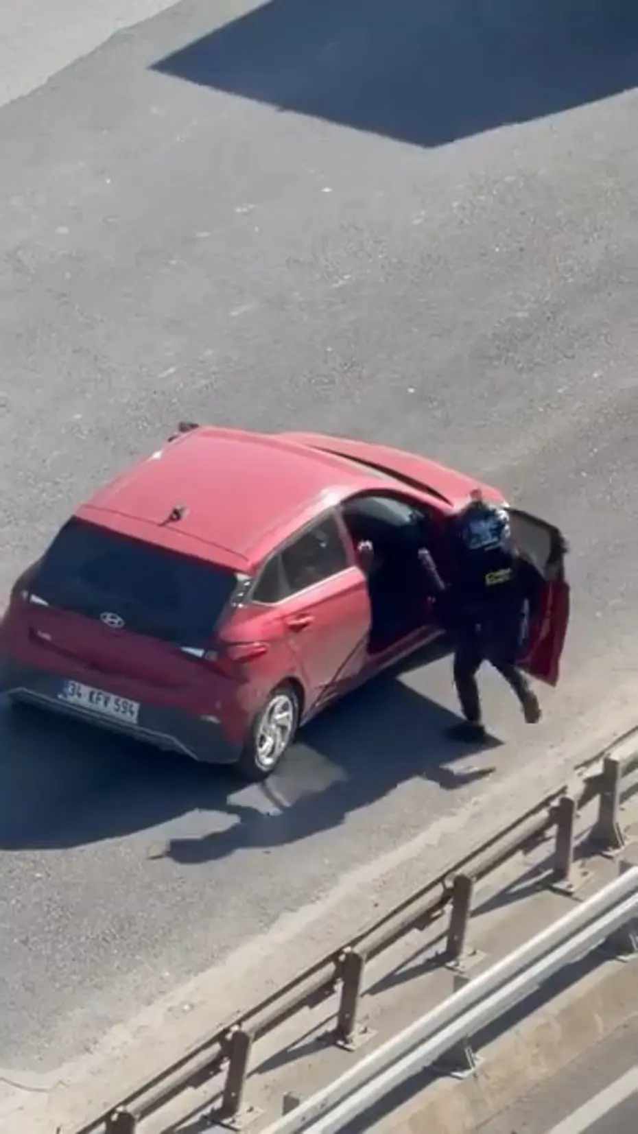 Çekmeköy'de Yol Verme Kavgası: Trafikte Tekmeli Saldırı Anları