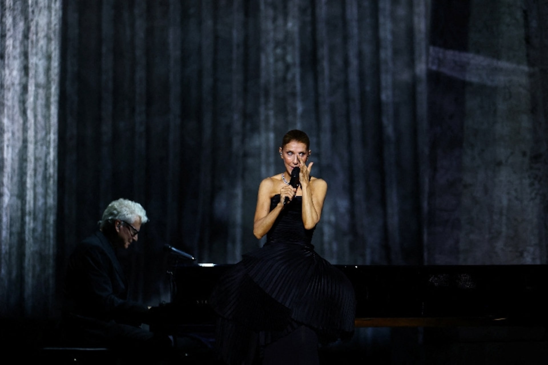 Celine Dion Yıllar Sonra Muhteşem Bir Dönüşle Paris'te Sahnelere Geri Döndü