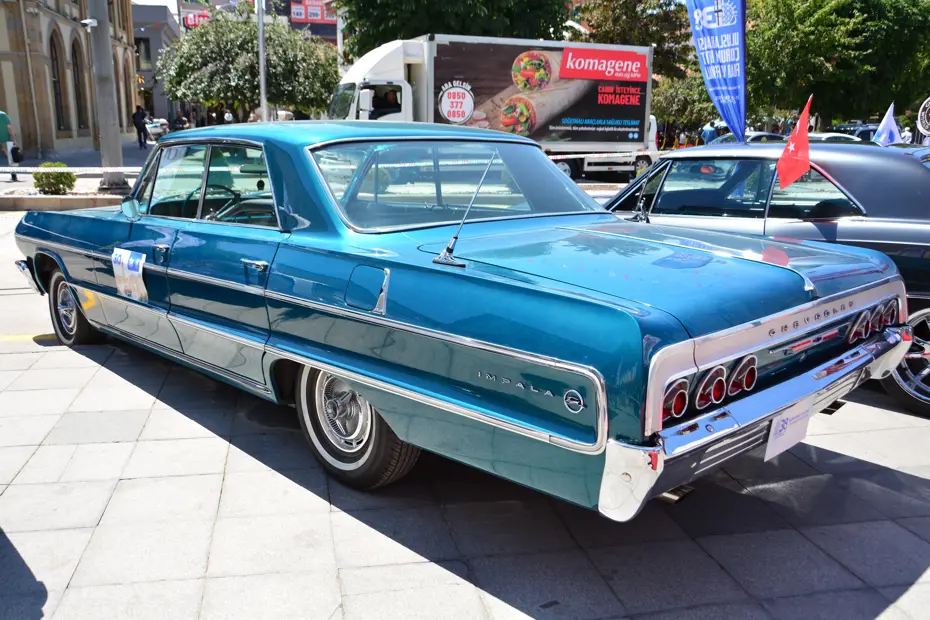 Çorum'da Nostalji Rüzgarı: Klasik Otomobiller Hitit Festivali'nde Sahneye Çıktı