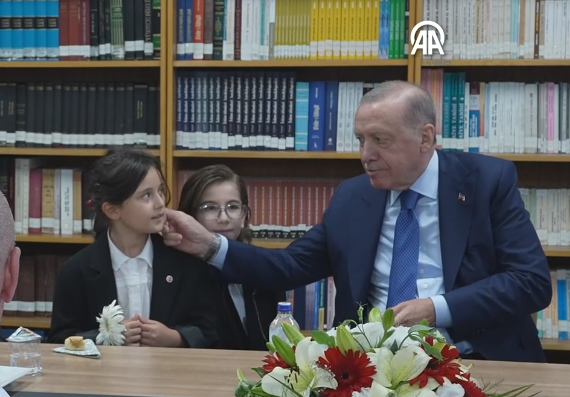 Cumhurbaşkanı Erdoğan'dan Okul Ziyareti: Öğrencilerle Türkü Söyledi