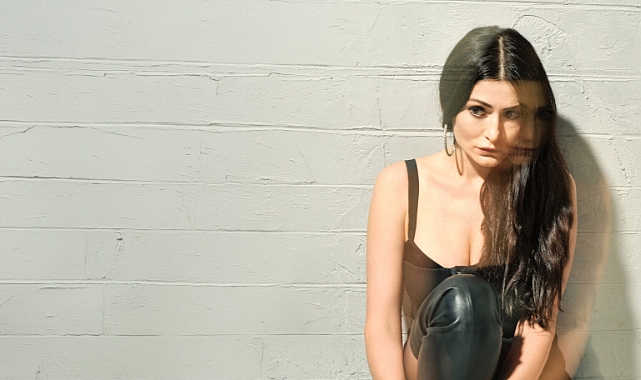 Deniz Çakır'dan 90'lara Damga Vuracak Romantik Yorum
