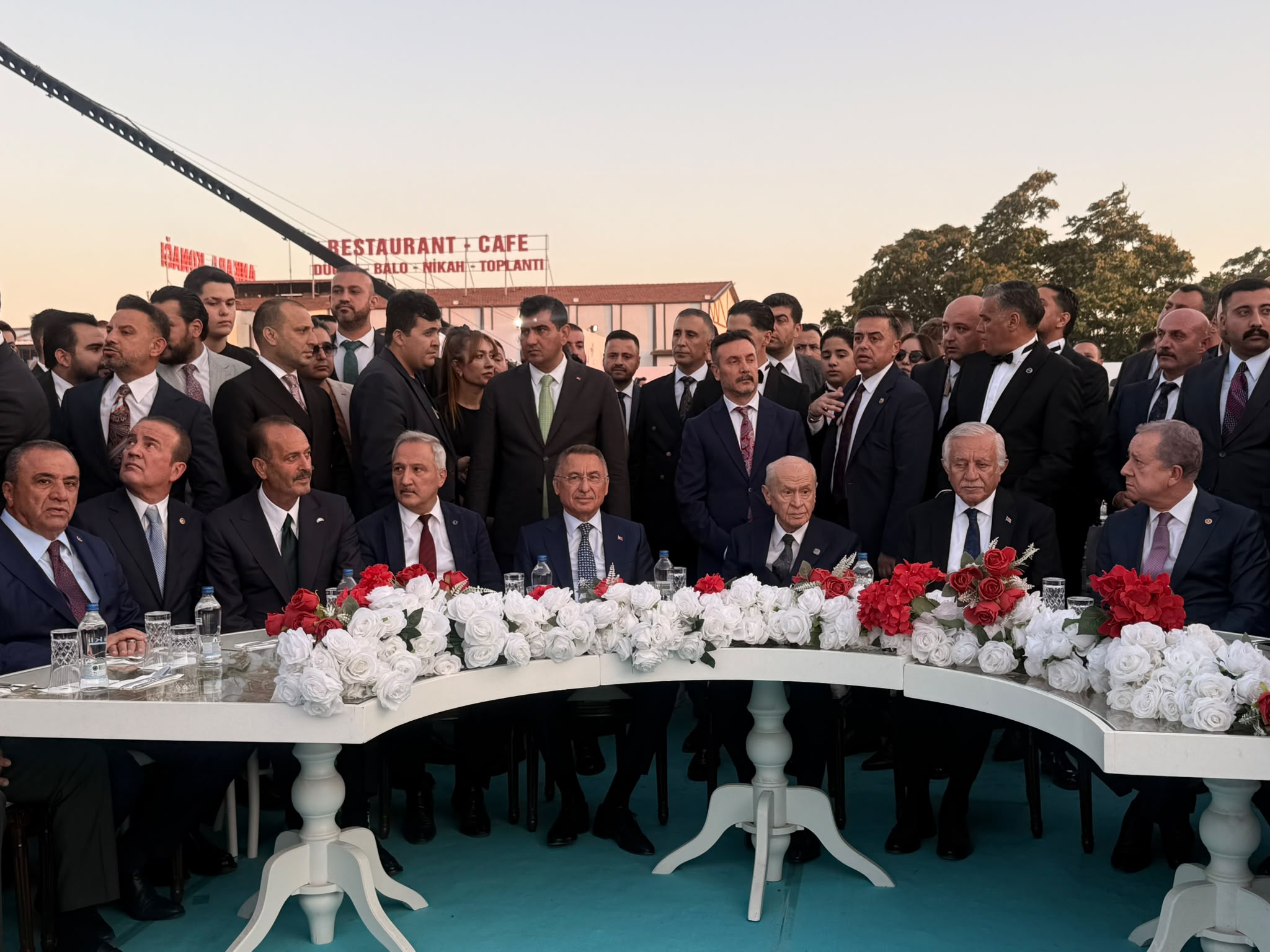 Devlet Bahçeli'den Siyaset ve Cemiyet Hayatını Buluşturan Nikah Şahitliği