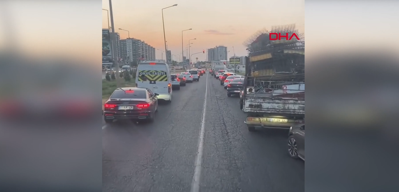 Diyarbakır’da Örnek Davranış: Sürücülerden İtfaiyeye Fermuar Yöntemiyle Yol