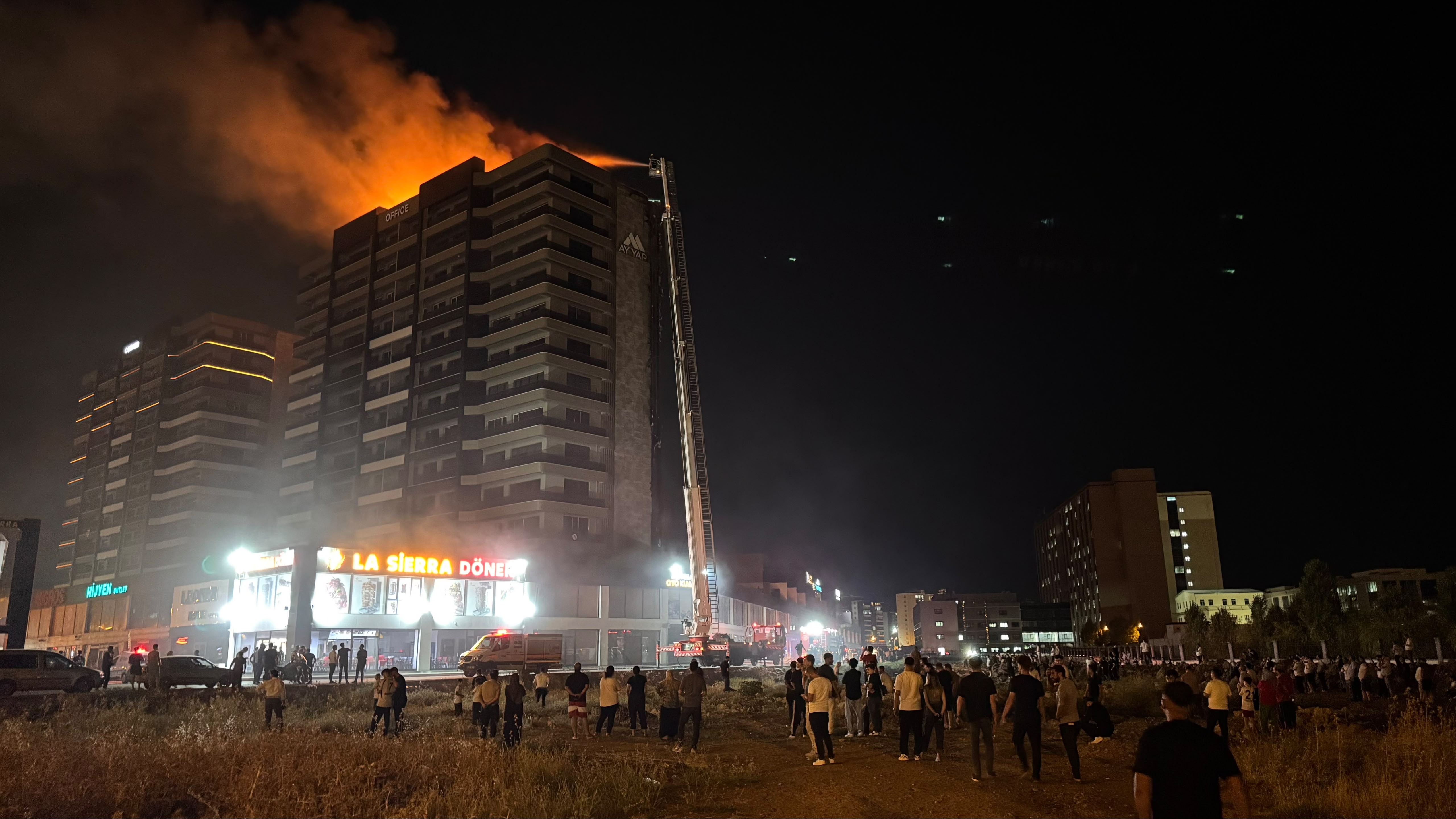 Diyarbakır'da Plaza Yangını: 3'ü İtfaiye Eri 8 Kişi Dumandan Etkilendi