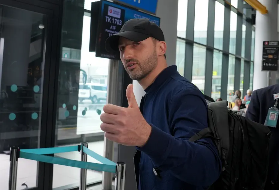 Domenico Tedesco Almanya'da Şoke Oldu: Havalimanında Beklenmedik Karşılama