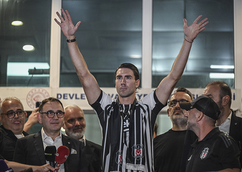 Dusan Vlahovic Beşiktaş İmza Töreninde Tribünleri Coşturdu: Hazır Mısınız?