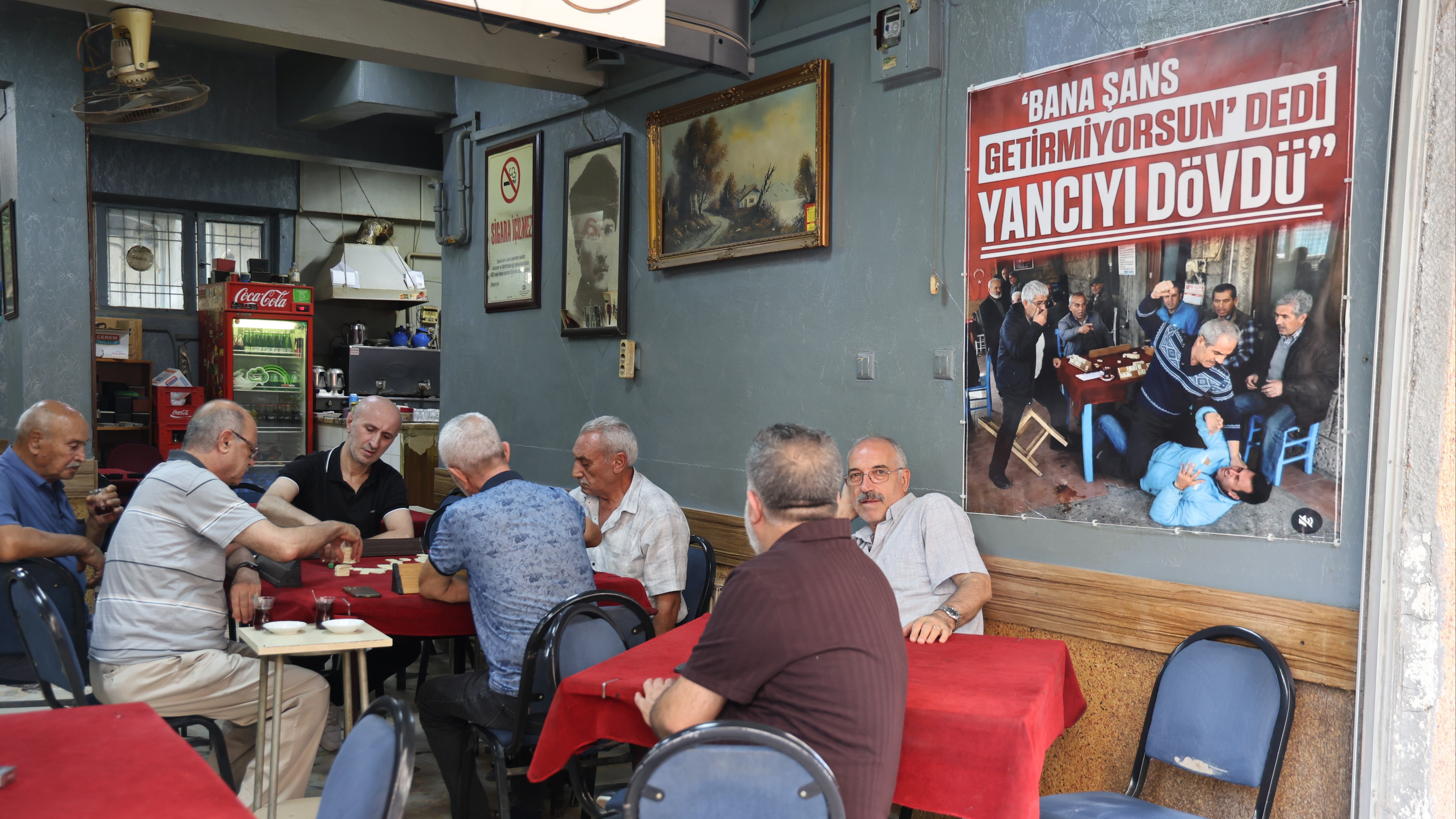 Elazığ'da Kahvehanede Okey Oynarken Şanssızlığı Yancıya Yükledi: Asılan Afiş Olay Oldu