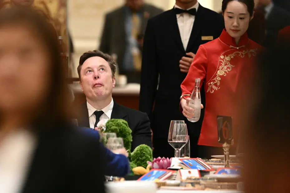 Elon Musk'ın Çin Ziyareti Olay Oldu: Hem Dava Süreci Hem Garip Mimikleri Gündemde